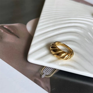 Fashion Ins Titanium Steel Furnace Plating 18K Gold Retro Gold Fancy Cable Stitch Texture Easiest for Match Mother Shell Ring